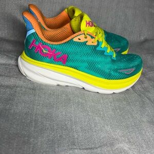 Womens size 9.5 B HOKA Clifton 9’s